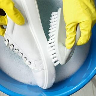 Discover the best way to wash white trainers without damage and keep them looking fresh and clean. 